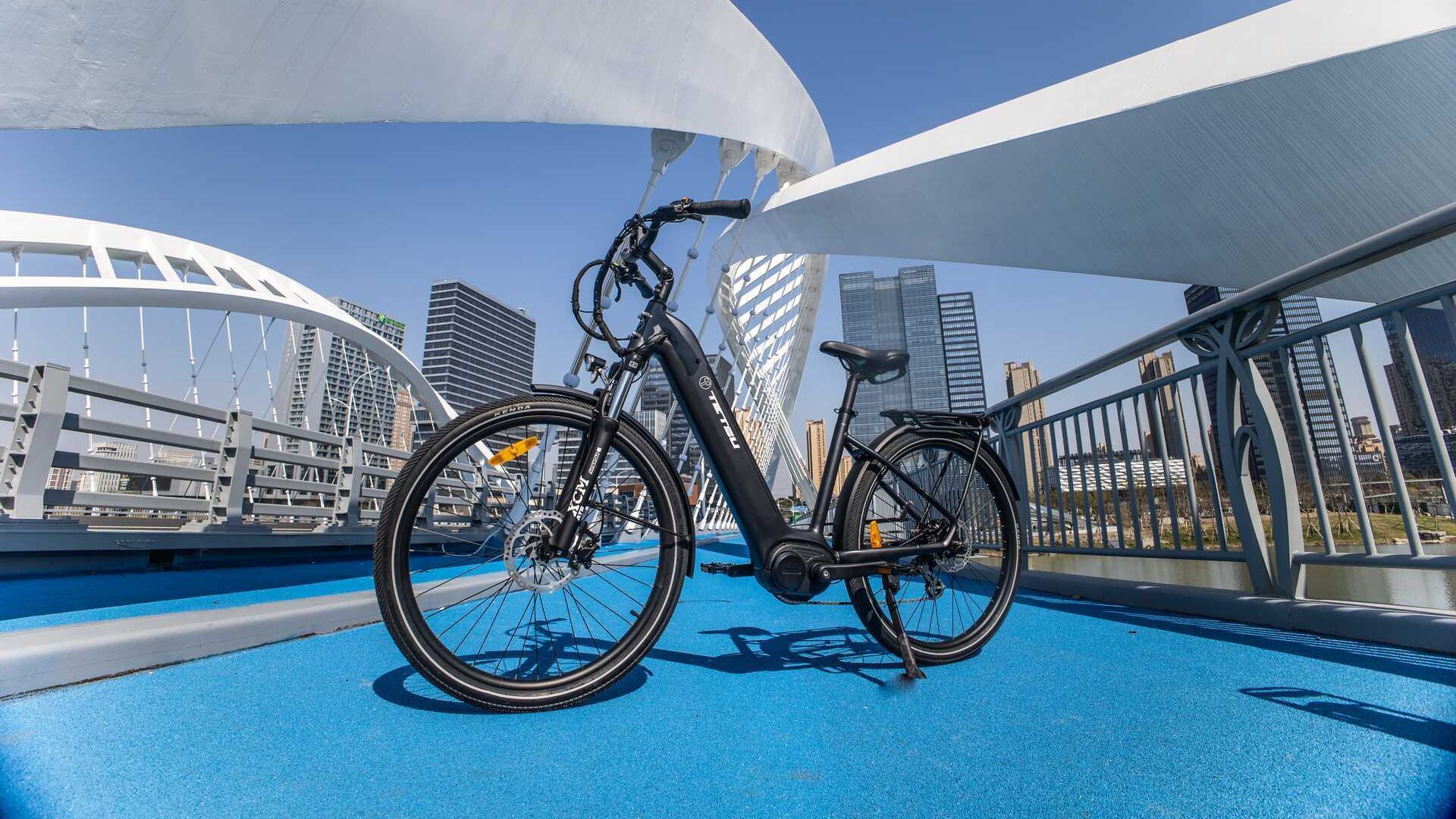 Tetsu T1 on a bridge with buildings in the background.